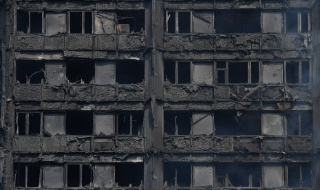 Sisa bangunan apartemen Greenfell Tower yang terbakar di Kensington Utara, London, (14/6).