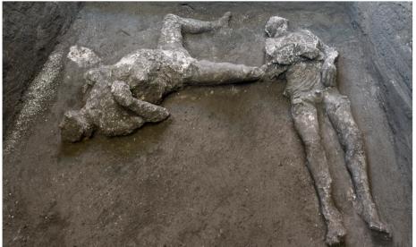 Sisa dari jasad seorang tuan dan budak di saat-saat terakhir hidup mereka ditemukan di tengah reruntuhan salah satu kota zaman Romawi kuno, Pompeii.