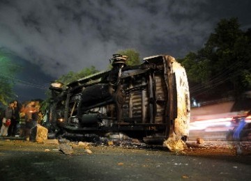 SISA MOBIL DIBAKAR. Satu bangkai mobil terbakar di Jalan Diponegoro, Salemba, Jakarta, Kamis (29/3) malam. Aksi menolak kenaikan Bahan Bakar Minyak (BBM) berakhir bentrok 