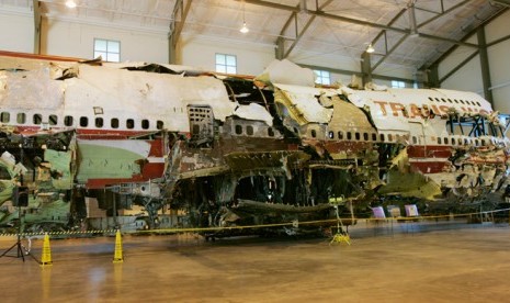 Sisa pesawat TWA Boeing 747 penerbangan 800 tujuan Paris meledak di atas Samudra Atlantik pada 17 Juli 1996