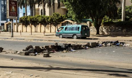  Sisa-sisa barikade di jalan-jalan sepi setelah upaya kudeta di ibu kota Khartoum, Sudan, 28 Oktober 2021. Militer Sudan melancarkan upaya kudeta pada 25 Oktober dan menangkap Perdana Menteri Abdalla Hamdok dan menteri senior lainnya serta anggota sipil dari Kedaulatan Transisi Dewan selama penggerebekan pagi hari.