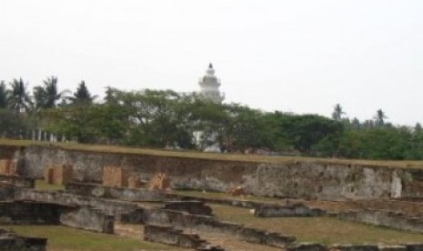 Sisa-sisa Keraton Surosowan dengan latar belakang menara masjid Banten.