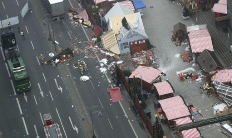 Sisa-sisa kerusakan akibat truk yang menabrak kerumunan orang di pasar Natal di Berlin, Jerman, Selasa, 20 Desember 2016.