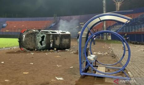  YLKI Minta Tragedi Tragedi Kanjuruhan Diusut. Foto:  Sisa-sisa kerusuhan di Stadion Kanjuruhan, Malang, Jawa Timur, Ahad (2/10/2022).