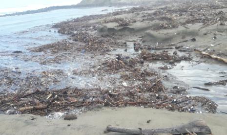 Sisa-sisa sampah akibat banjir rob yang terjadi di Kecamatan Cipatujah, Kabupaten Tasikmalaya, Kamis (12/8). 