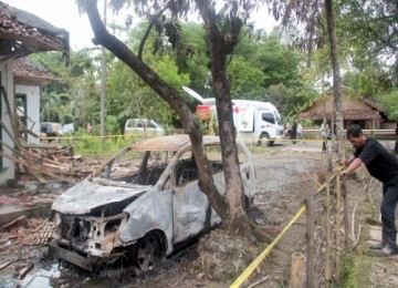 Sisa-sisa bentrokan warga dengan jemaat Ahmadiyah, Ahad (6/2), di Cikeusik, Pandeglang