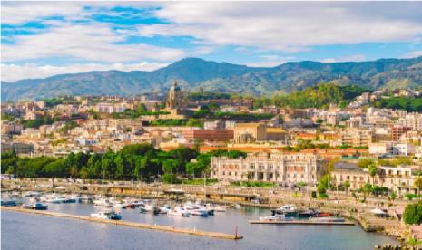 Otoritas Islam di Sisilia tidak melarang konsumsi babi bagi non-Muslim. Sisilia, Italia.