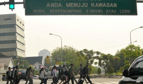 SISTEM 3 IN 1. Sejumlah warga menyebrang jdi kawasan sistem 3 in 1 jalan Juanda, Jakarta, Selasa (21/8). Pemberlakuan sistem 3 in 1 atau minimal 3 penumpang dalam satu mobil untuk melewati kawasan tertentu di Jakarta tersbut kembali diberlakukan pada 23 Ag