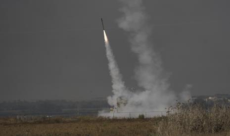 Sistem anti-rudal Iron Dome Israel menembak untuk mencegat roket yang diluncurkan dari Jalur Gaza menuju Israel, dekat perbatasan Gaza Israel, Israel, Sabtu, 6 Agustus 2022. 