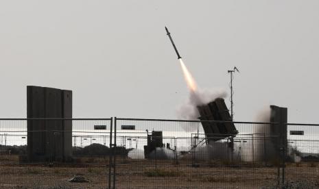  Sistem pertahanan Israel, Iron Dome, sedang bekerja melawan rudal yang ditembakkan dari Jalur Gaza, di Kota Ashkelon, Israel, 11 Mei 2021.