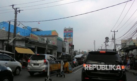 Sistem Satu Arah (SSA) tetap dilanjutkan di Jalan Dewi Sartika, Jalan Nusantara dan Jalan Arief Rahman Hakim (ARH) Depok. Uji coba penerapan SSA sejak 29 Juli 2017 lalu diprotes warga dan para pedagang mengeluh karena omzet menurun, Kamis (14/9).