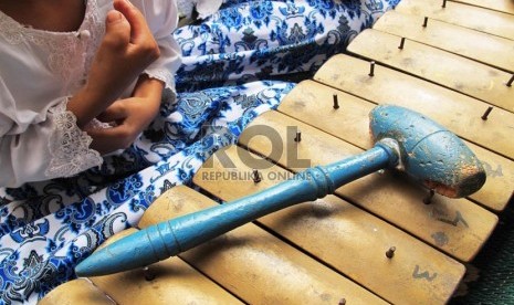 Siswa anak berkebutuhan khusus (ABK) duduk diantara alat kesenian musik tradisi saat bersiap mengikuti pelajaran seni musik di sekolah luar biasa (SLB) Bina Kasih, Ciwastra, Kota Bandung, Rabu (12/8).  (foto : Septianjar Muharam)