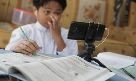 Siswa baru SMP mengikuti kegiatan belajar mengajar hari pertama masuk sekolah secara daring (ilustrasi)