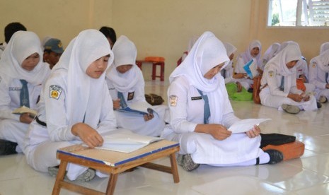  Siswa belajar dengan duduk di lantai di SMU Negeri Nunukan Selatan Kabupaten Nunukan, Kalimantan Utara, Senin (5/1). (Antara/M Rusman)