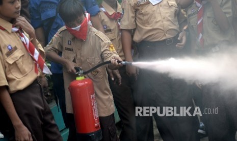 Siswa belajar melakukan simulasi pemadaman kebakaran (ilustrasi)