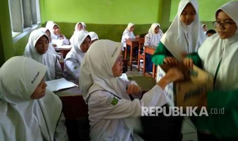 Siswa dan guru-guru MTs Negeri I Bogor melaksanakan aksi solidaritas untuk korban gempa Lombok.