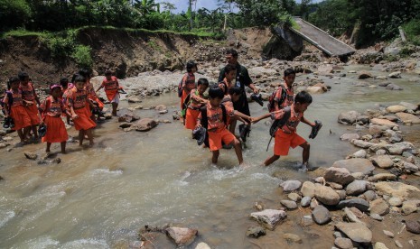 Siswa  SD berjalan kaki menyeberangi sungai (ilustrasi)