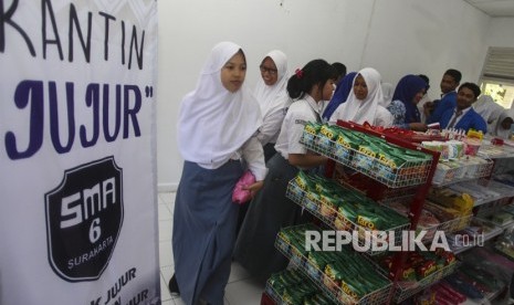 Siswa dan guru SMA Negeri 6 Surakarta berbelanja di Kantin Kejujuran di sekolah setempat, Solo, Jawa Tengah, Rabu (2/5). 