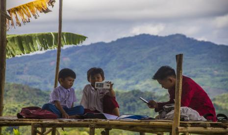 Siswa dan mahasiswa belajar secara daring di pondok puncak bukit Merona, Desa Hinas Kanan, Kabupaten Hulu Sungai Tengah, Kalimantan Selatan.