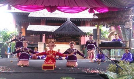 Siswa dan siswi dari SDN 10 Pangkal Pinang dan SMPN 2 Pangkal Pinang menampilkan tarian dambus mak genjol di pagelaran promosi budaya Provinsi Bangka Belitung, Ahad (26/2).