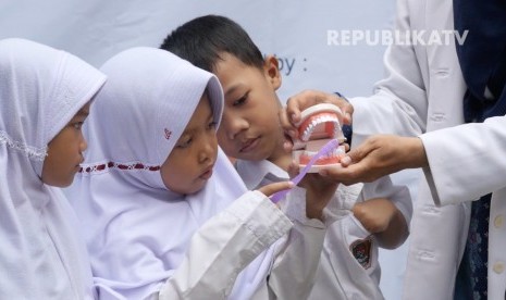 Siswa dan siswi Sekolah Dasar sedang belajar menggosok gigi (Ilustrasi)