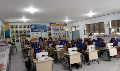  Siswa dan siswi SMAN 10 Tasikmalaya dibekali kurikulum kecakapan hidup dari Balai Latihan Kerja (BLK).