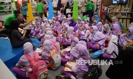 Siswa dari SD Murul Islam Pondok Kopi Jaktim mengunjungi stand pameran buku di Indonesia International Book Fair (IIBF) 2016 di JCC, Jakarta, Jumat (30/9).