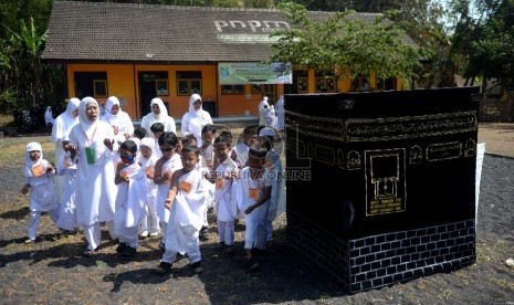  Siswa dari TK Nurul Islam mengikuti manasik haji di lapangan sekolah, Desa Selok Awar-Awar, Pasirian, Lumajang, Jawa Timur, Selasa (13/10). 