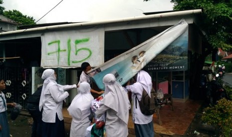 Siswa di Bekasi menurunkan iklan rokok di lingkungan sekitar sekolah