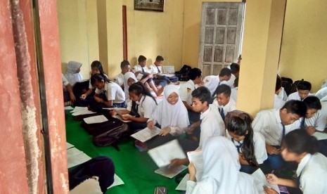 Siswa di Pacitan melaksanakan UAS di masjid-masjid