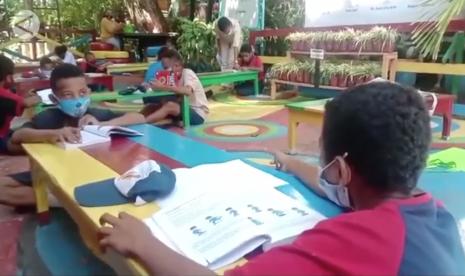 Siswa di Papua melakukan pembelajaran tatap muka di sekolah dikarenakan tak memiliki gawai dan jaringan internet.