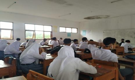 Siswa di SMAN 30 Kabupaten Garut menggelar KBM tatap muka, Selasa (1/12). KBM tatap muka di sekolah yang terletak di Kecamatan Cihurip itu telah dilakukan sejak satu bulan lalu setelah diberikan izin dinas pendidikan dan kecamatan