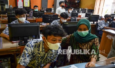 Siswa dibantu gurunya mengikuti Pendaftaran Peserta Didik Baru (?PPDB) secara online di SMPN 2 Ciamis, Jawa Barat, Rabu (9/6/2021). Dinas Pendidikan Jabar membuka tahapan pertama PPDB 2021 untuk tingkat SMA, SMK dan SLB, pada 7-11 Juni 2021 yang terdiri dari jalur afirmasi, prestasi, perpindahan orang tua, dan zonasi, dengan proyeksi kelulusan SMP negeri dan swasta sebanyak 777.506 siswa. A