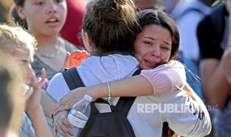 Siswa dibebaskan dari sebuah penguncian menyusul penembakan di Marjory Stoneman Douglas High School di Parkland, Fla, pada hari Rabu,