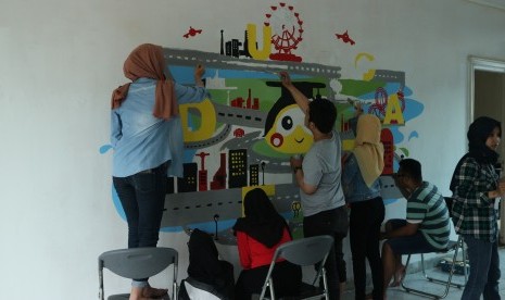 Siswa Edulab Bandung tengah berkreasi dengan melukis mural di kampusnya, Jalan RAA Martanegara No. 64, Kota Bandung, Ahad (19/2).   