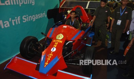 Siswa jurusan Teknik Kendaraan Ringan (TKR) SMK Muhammadiyah 1 Imogiri menaiki mobil formula hybrid karya mereka yang dipamerkan pada Gelaran Unjuk Kerja Pendidikan dan Kebudayaan di Pusdiklat Kemendikbud, Bojong Sari, Depok, Jawa Barat, Rabu (7/2). 