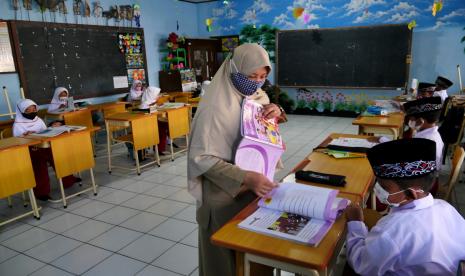 Siswa kelas 1 mengikuti uji coba pertemuan tatap muka di SD Terpadu Maarif Gunungpring, Magelang, Jawa Tengah.