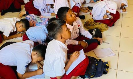 Suasana belajar di sekolah.