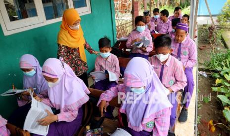 Siswa madrasah belajar di sekolah.