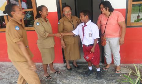 Siswa kelas empat SDN Holtekamp, Jayapura, Salmon YI Tepmul bersama gurunya.