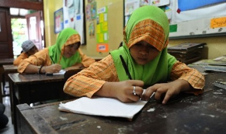  Siswa kelas enam Madrasah Ibtidaiyah sedang mengikuti belajar di Sekolah Al-Muriyah, Jakarta Pusat, Jumat (27/3).