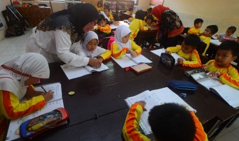 Siswa kelas I mengikuti kegiatan belajar di ruang kelas 