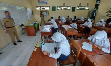 Siswa Kelas IX SMPN 1 Bergas, Kecamatan Bergas, Kabupaten Semarang, mengikuti try out (uji coba)  sebagai persiapan menghadapi Ujian Sekolah, Senin (28/3). Sekolah SMP dan SD di Kabupaten Semarang terus mempersiapkan para peserta didik menghadapi ujian di tengah waktu persiapan yang terbatas.