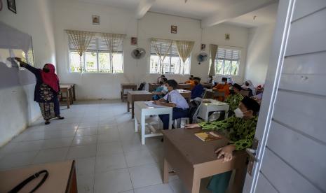 Siswa mengikuti kegiatan pembelajaran tatap muka (PTM). ilustrasi