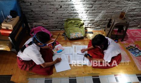 Wakil Gubernur Jawa Timur Emil Elestianto Dardak menyatakan, peningkatan kasus Covid-19 yang signifikan membuat pihaknya belum berani menerapkan pembelajaran tatap muka dan memilih mengoptimalkan pembelajaran jarak jauh. Emil menyatakan, Pemprov Jatim telah menggelar rapat koordinasi secara virtual bersama Gubernur Jatim Khofifah Indar Parawansa, yang salah satu pembahasannya terkait metode pembelajaran memasuki 2021.