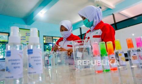 Siswa Kelas XI jurusan Kimia Industri memproduksi pembersih tangan atau 