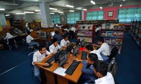 LTMPT Tegaskan Alumni Madrasah Bisa Ikut Seleksi PTN. Foto: Siswa Madrasah Aliyah Negeri (MAN) Insan Cendekia Serpong tengah belajar. (ilustrasi) 