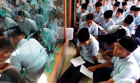 Siswa Madrasah Aliyah Negeri (MAN) menggelar doa bersama menjelang pelaksanaan Ujian Nasional di Masjid MAN Tambak Beras Jombang, Jawa Timur, Kamis (9/4).