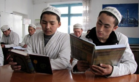 Siswa madrasah di Karabalta, Kirgistan, tengah belajar membaca Alquran.