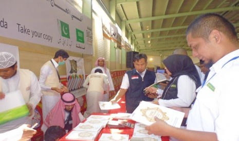  Siswa Madrasah Hudaibiya bagi-bagi bingkisan termasuk Alquran dan Tafsir.